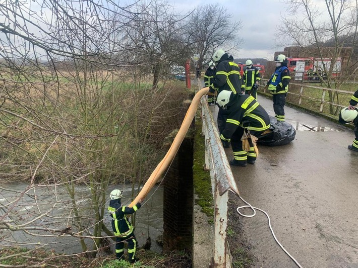 FW-MK: Einsatz am Baarbach - Gewässerverunreinigung