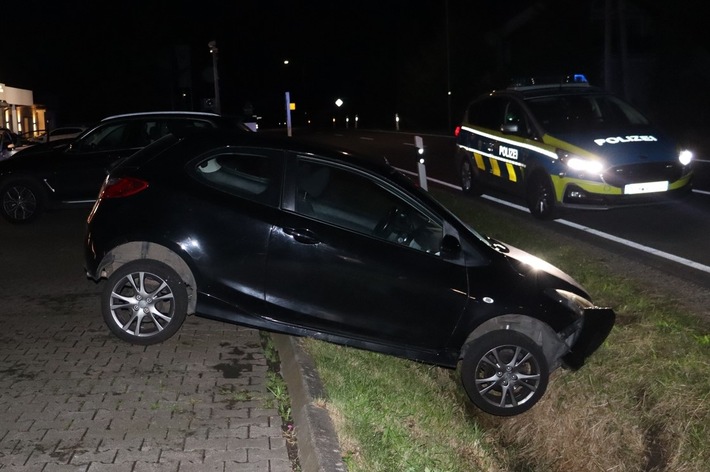 POL-HF: Mazda rutscht in Graben - Fahrer fährt unter Einfluss von Alkohol