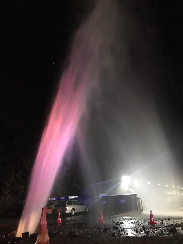 FW-GE: Wasserrohrbruch in Gelsenkirchen-Resse sorgt für 20m hohe Wasserfontäne