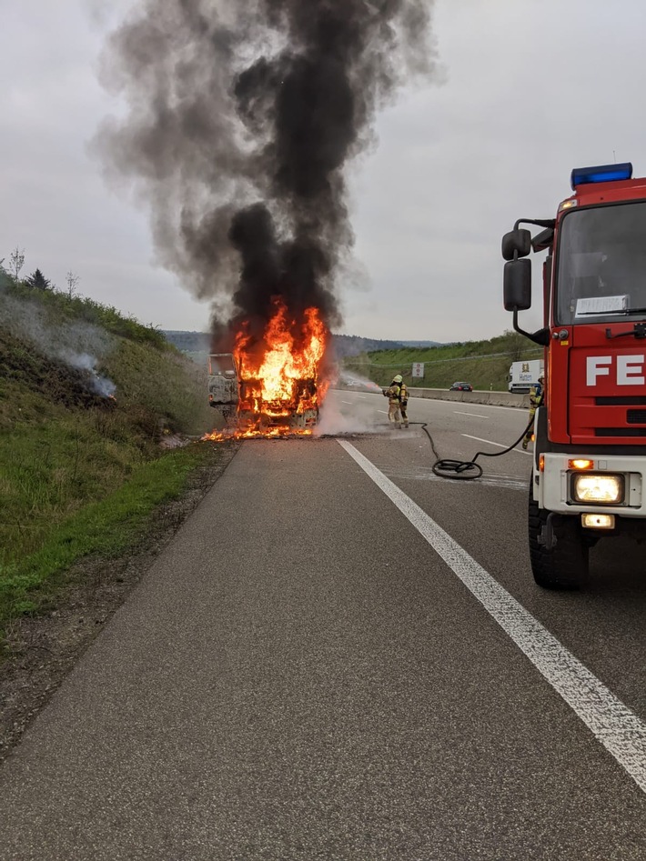 FW Pforzheim: Lkw Brand auf der BAB 8 bei Pforzheim