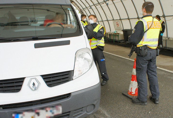 Bundespolizeidirektion München: &quot;Beförderungsdienste&quot;: Strafanzeigen beim Grenzübertritt / Rosenheimer Bundespolizei beschuldigt mehrere Fahrzeugführer