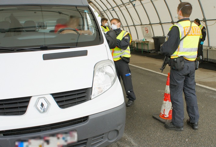 Bundespolizeidirektion München: "Beförderungsdienste": Strafanzeigen beim Grenzübertritt / Rosenheimer Bundespolizei beschuldigt mehrere Fahrzeugführer