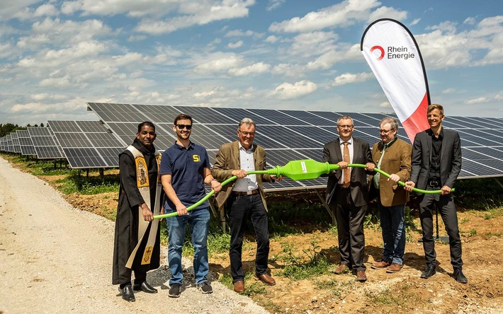 Sonnenstrom für 6.400 Haushalte – RheinEnergie nimmt neuen Solarpark in Betrieb