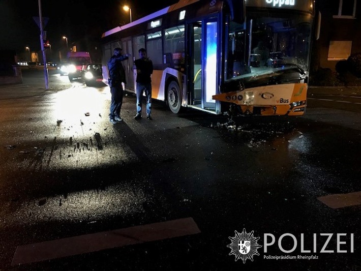 POL-PPRP: Zeugen dringend gesucht - Unfall zwischen Bus und Auto