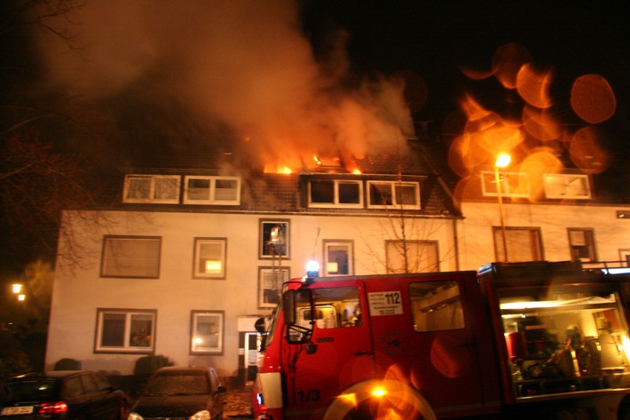 FW-E: Dachstuhlbrand in Mehrfamilienhaus, drei Personen verletzt