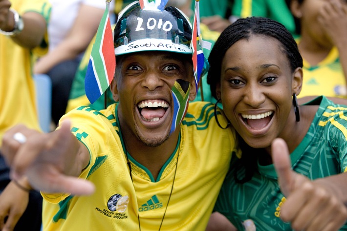 WM-Vorfreude: Authentische Fußball-Fans aus Südafrika bei der picture alliance