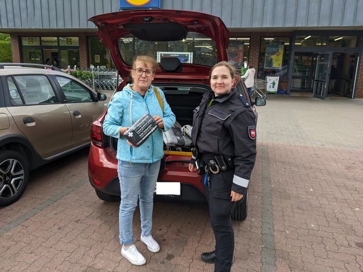 POL-CUX: Verkehrsprävention "Verhalten nach einem Unfall" - viele positive Gespräche (Foto im Anhang)