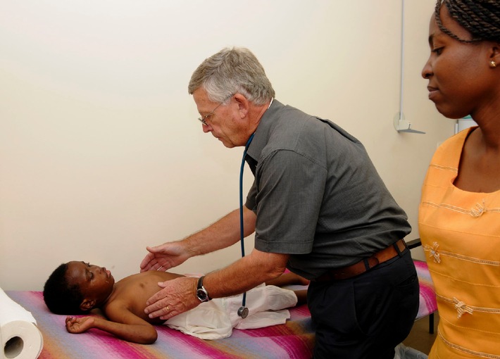 Schweizer Arzt Ruedi Lüthy eröffnet neue Aids-Klinik in Simbabwe