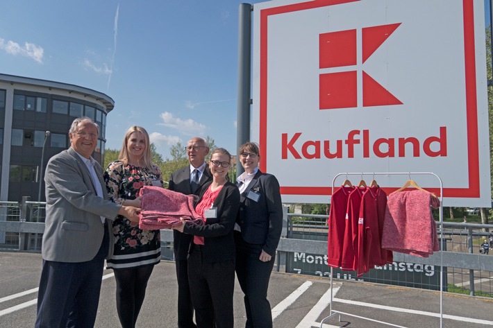 Kaufland spendet 10.000 Decken für Menschen in Not