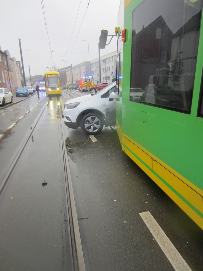 FW-MH: Verkehrsunfall zwischen PKW und Straßenbahn