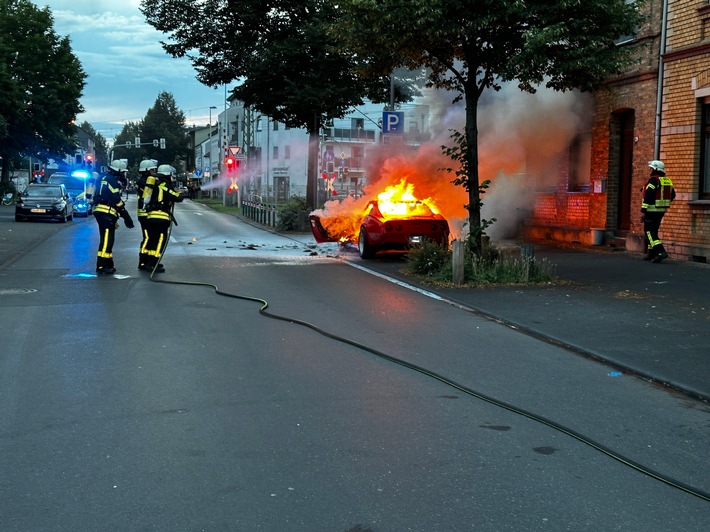 FW Hennef: PKW Brand; historisches Fahrzeug wird durch Feuer zerstört