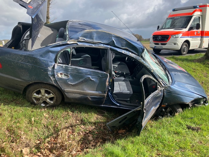 POL-ROW: Unfall zwischen Ostervesede und Fintel: Pkw kollidiert mit zwei Bäumen