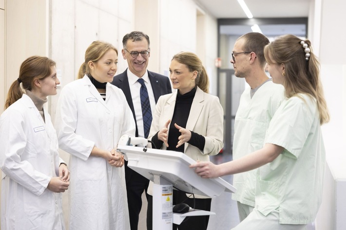 Pressemitteilung: Gesundheitsministerin Judith Gerlach tauscht sich am Klinikum Nürnberg mit Nachwuchs aus