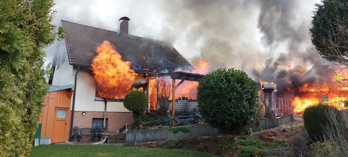 POL-PPWP: Einfamilienhaus brennt nieder