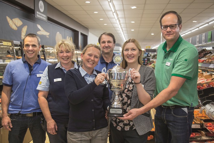 "Wir sind Lidl": Geschäftsleitung von Lidl Deutschland packt in Filiale einen Tag lang mit an (FOTO)