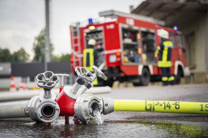 POL-ME: Mülleimer auf Schulhof in Brand geraten - Haan - 2203131