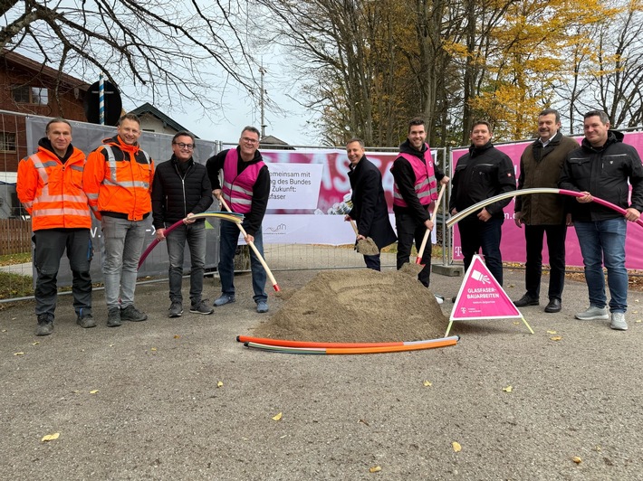 Spatenstich: Telekom startet Glasfaserausbau in Traunstein