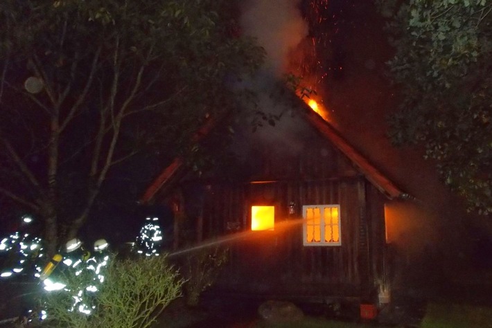 POL-MI: Holzhaus-Sauna fängt Feuer