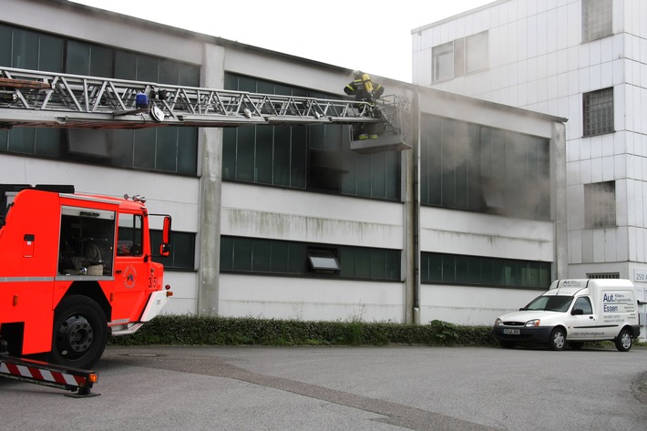FW-E: Feuer in ehemaliger Möbel-Produktionshalle, Mitarbeiter bei Löschversuch durch Rauchgas verletzt