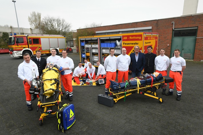 FW Bremerhaven: Erster dreijähriger Notfallsanitäterlehrgang erfolgreich durchgeführt