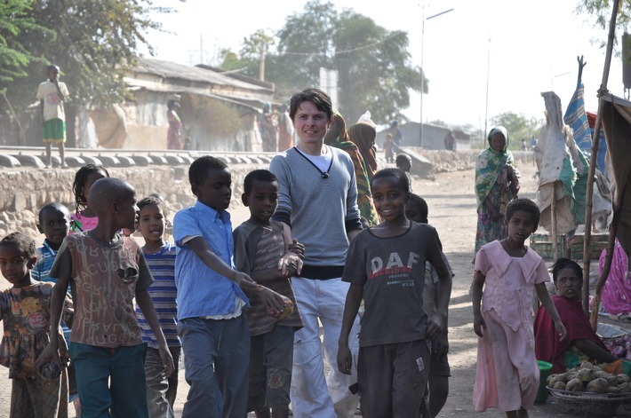 Agape: Paddy Kelly geht auf Charity-Tour / Bundesweite Konzerte in Kirchen unterstützen Hilfsprojekte in Äthiopien / Begleitung durch Stern TV (mit Bild)