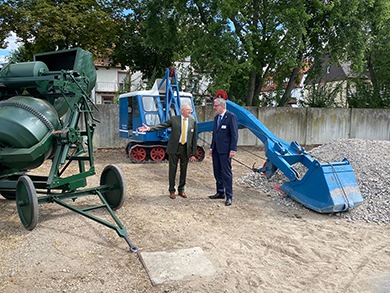 DIRINGER & SCHEIDEL feiert Jubiläum mit Open-Air-Ausstellung – Heinz Scheidel: „Wir sind ein echtes Familienunternehmen“