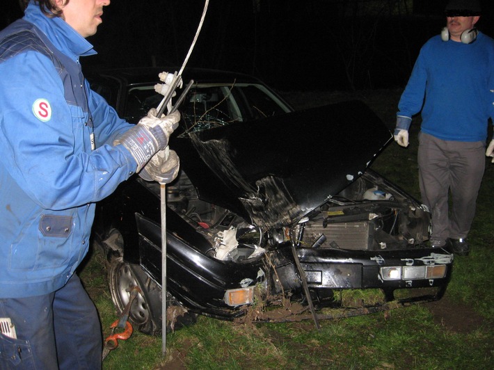 POL-HI: Alfeld (kna):Straßenbaum verhindert Sturz in die Leine