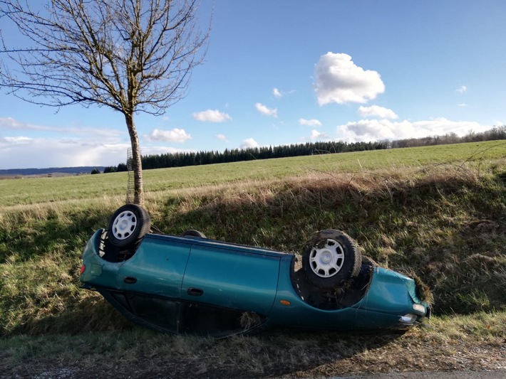 POL-PDKH: Verkehrsunfall mit überschlagenem PKW auf der K 32 bei Seibersbach - Fahrer vermutlich zu schnell unterwegs