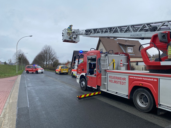 FW Helmstedt: Patiententransport über Drehleiter