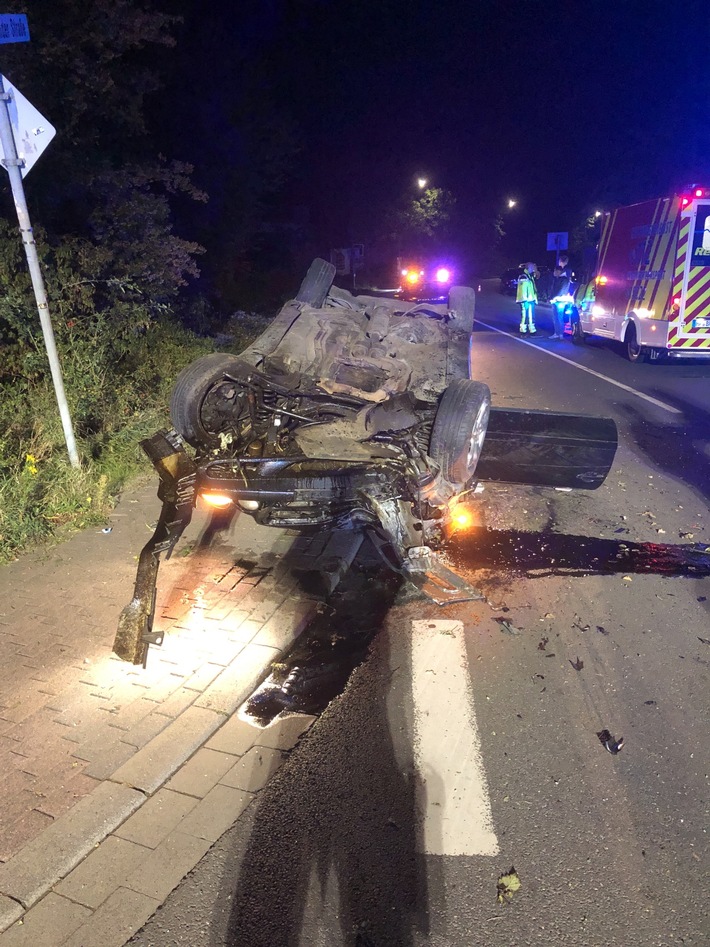 POL-HF: Verkehrsunfall mit drei Verletzten - Pkw überschlägt sich