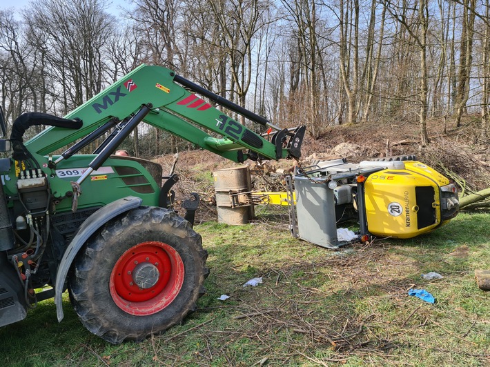 FW-E: Person unter Radlader eingeklemmt und schwer verletzt. Rettungshubschrauber im Einsatz.