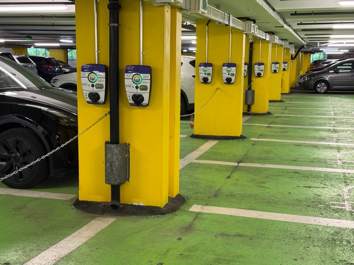 A Zurich on recharge le mieux - Saint-Gall à la traîne : le TCS teste 40 parkings pour voitures électriques