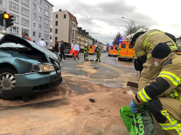 FW Bremerhaven: Notarzteinsatzfahrzeug auf der Einsatzfahrt verunfallt
