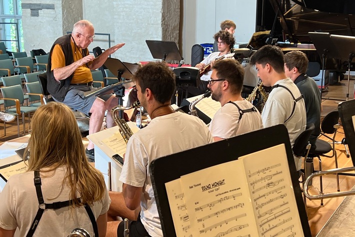 Bundesjazzorchester unter der Leitung von Michael Gibbs bei Young Euro Classic im Konzerthaus Berlin