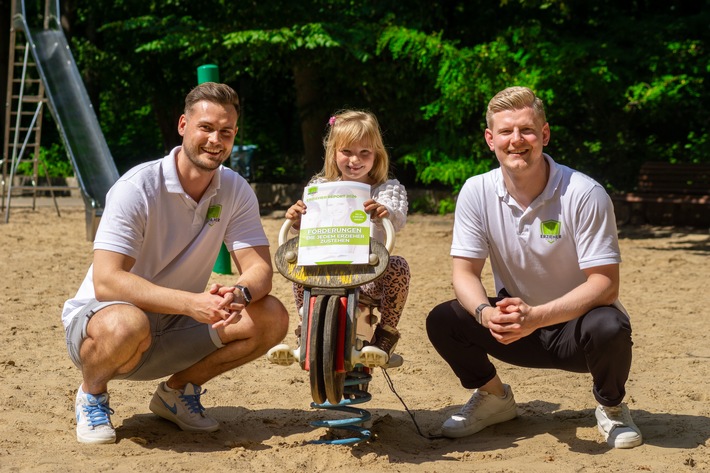 Die Geschäftsführer von Erzieher-Helden, Ian Mielenz (links) und Rico Buchwalter (rechts), mit Pearl, die den aktuellen Erzieherreport 2025 präsentiert. Mit dem Report unterstützen Erzieher-Helden Fachkräfte dabei, Zuschüsse und Förderungen in Höhe von rund 2.600 Euro zu nutzen. / Weiterer Text über ots und www.presseportal.de/nr/180123 / Die Verwendung dieses Bildes für redaktionelle Zwecke ist unter Beachtung aller mitgeteilten Nutzungsbedingungen zulässig und dann auch honorarfrei. Veröffentlichung ausschließlich mit Bildrechte-Hinweis.