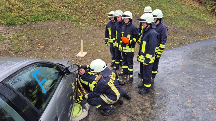 FW-OE: Trotz Regen und Wind: Feuerwehrlehrgang Modul 4 erfolgreich abgeschlossen