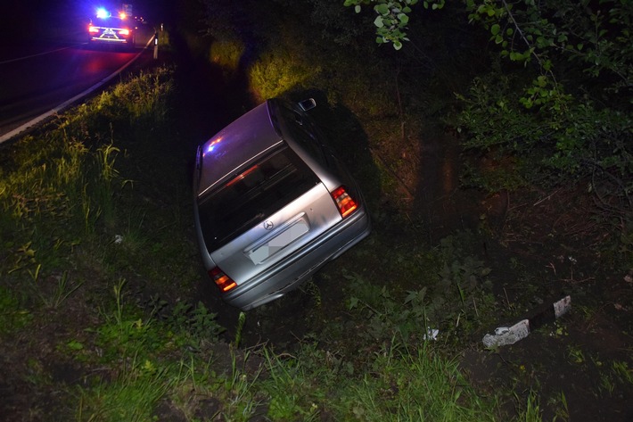 POL-HF: Verkehrsunfall mit junger Fahrerin - 
18-Jährige fährt in Graben