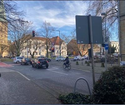 POL-OS: Osnabrück: Rückstau am Heger-Tor-Wall Ecke Katharinenstraße verursacht blockierte Fuß- und Radwege