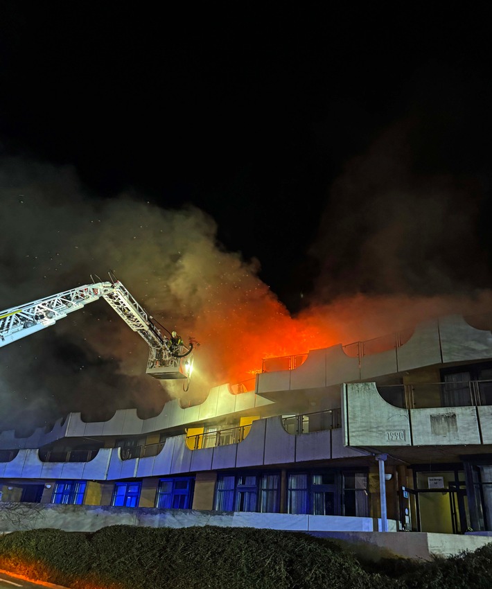 FW-EN: Großbrand in leerstehendem Altenheim - Weitere Brandereignisse im Ortsteil Kirchende - Feuerwehr mit überörtlichen Kräften im Einsatz