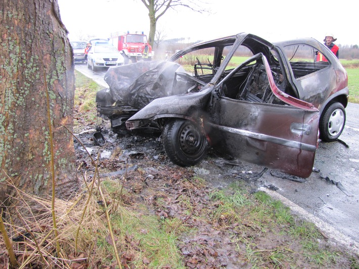 POL-HM: Verkehrsunfall - Ersthelfer ziehen schwer verletzten Fahrer aus brennendem PKW