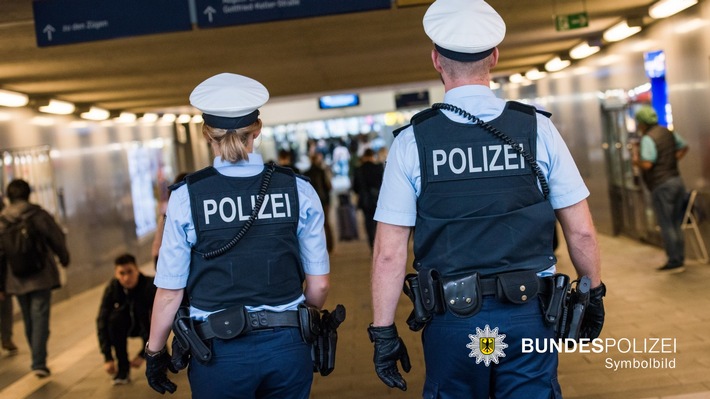 Bundespolizeidirektion München: Gefährliche Körperverletzung in S-Bahn / Jugendlicher schlägt mit Schnapsflasche zu