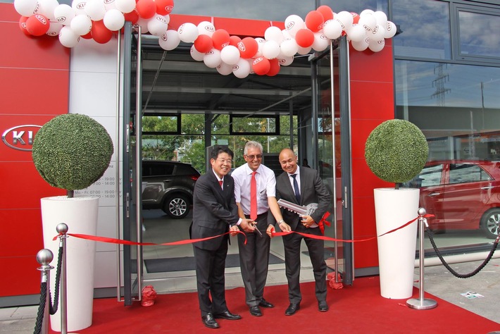 AutoCenter Heinz in Mainz eröffnet Kia-Autohaus im markanten &quot;Red Cube&quot;-Design der Marke