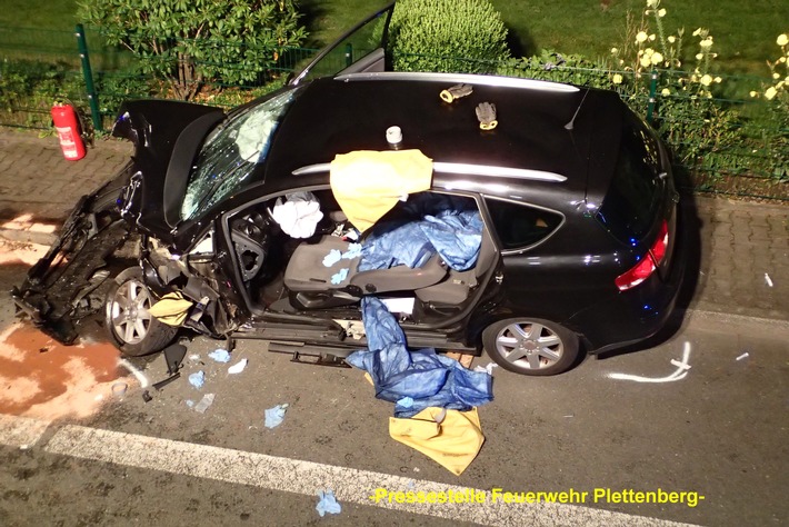 FW-PL: OT-Böddinghausen. Schwerer Verkehrsunfall nach Frontalzusammenstoß mit vier zum Teil Schwerstverletzten, darunter auch zwei Kinder.