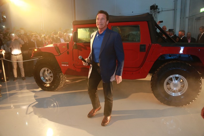 Kreisel Electric und Arnold Schwarzenegger präsentieren den weltweit ersten elektrifizierten Hummer H1