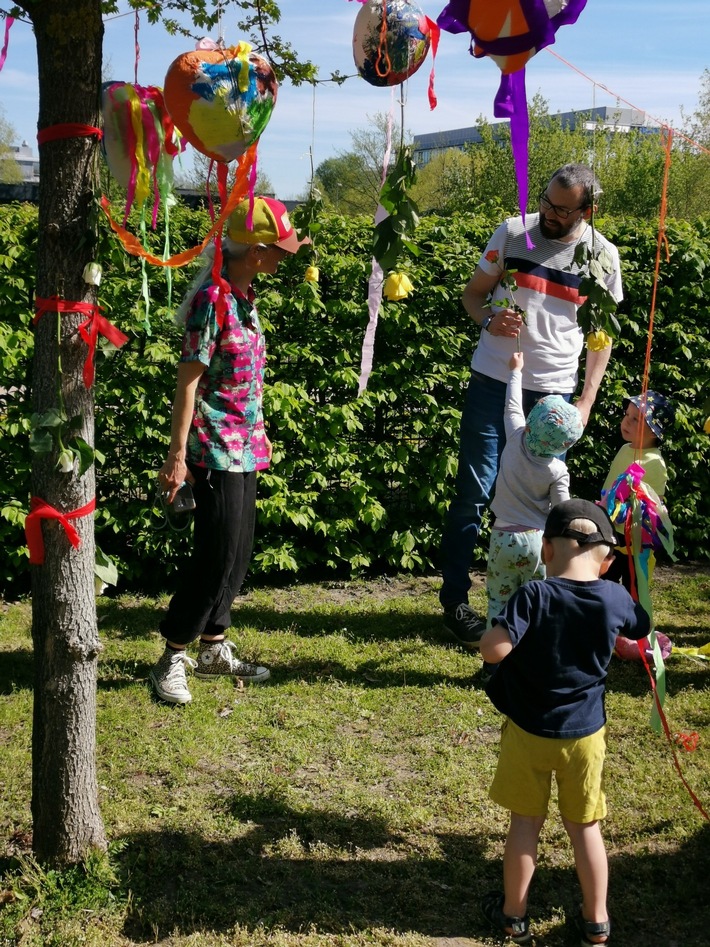 Zum Tag der Kinderbetreuung: Springfrösche danken Erzieher*innen mit Piñata-Herzen im Garten