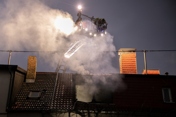 FW LK Neunkirchen: Rauchsäule weist Feuerwehr den Weg - Mehrparteienhaus nach Brand unbewohnbar