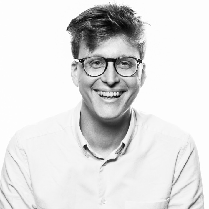 "Die Medienbranche braucht einen Perspektivwechsel" - Jack Riley erhält den scoop Award 2022 / Weiterer Text über ots und www.presseportal.de/nr/8218 / Die Verwendung dieses Bildes ist für redaktionelle Zwecke unter Beachtung ggf. genannter Nutzungsbedingungen honorarfrei. Veröffentlichung bitte mit Bildrechte-Hinweis.