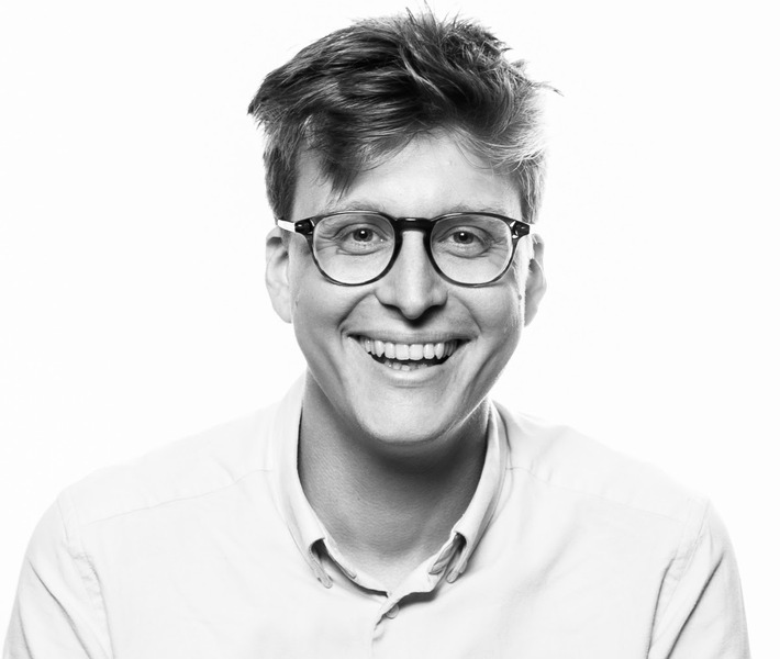 "Die Medienbranche braucht einen Perspektivwechsel" - Jack Riley erhält den scoop Award 2022 / Weiterer Text über ots und www.presseportal.de/nr/8218 / Die Verwendung dieses Bildes ist für redaktionelle Zwecke unter Beachtung ggf. genannter Nutzungsbedingungen honorarfrei. Veröffentlichung bitte mit Bildrechte-Hinweis.