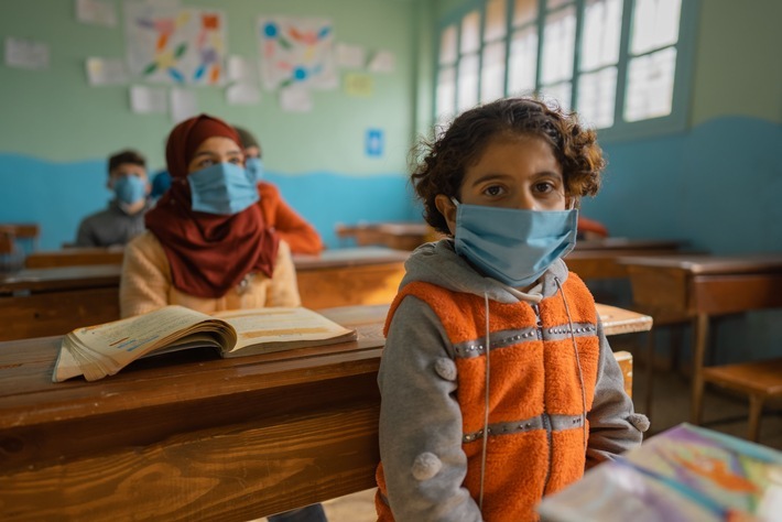 Eine Schulklasse in einer von Islamic Relief unterstützten Schule im Nordwesten Syrien / Weiterer Text über ots und www.presseportal.de/nr/50131 / Die Verwendung dieses Bildes ist für redaktionelle Zwecke unter Beachtung ggf. genannter Nutzungsbedingungen honorarfrei. Veröffentlichung bitte mit Bildrechte-Hinweis.