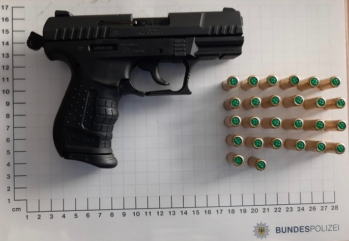 BPOL NRW: Bundespolizisten stellen Waffe und Munition bei 17-Jährigen sicher